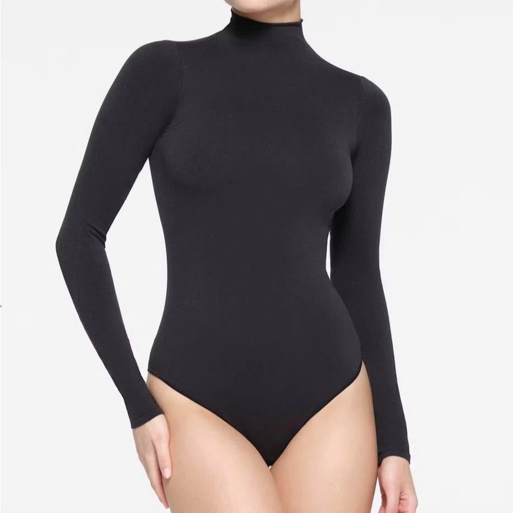NWOT SKIMS essential mock long sleeve bodysuit | Black | small/medium